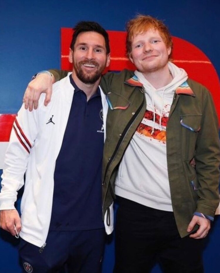 Ed Sheeran conoció a Messi cuando aún jugaba en el PSG.