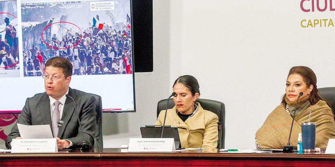Clara Brugada (der.), Bertha Alcalde y Pablo Vázquez, ayer, en conferencia.