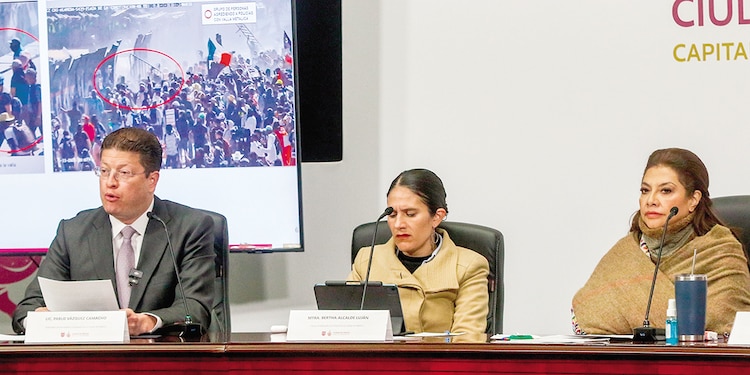 Clara Brugada (der.), Bertha Alcalde y Pablo Vázquez, ayer, en conferencia.