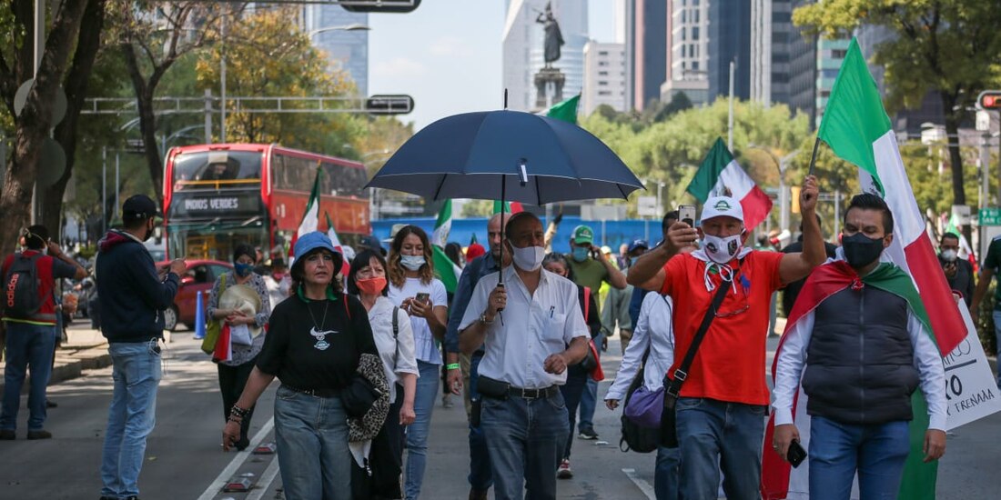 Integrantes de FRENA protestaron afuera de la sede del Senado.