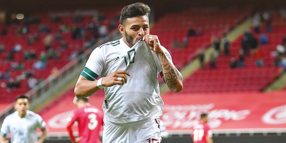 Alexis vega festeja su anotación, anoche, en el Estadio Akron.