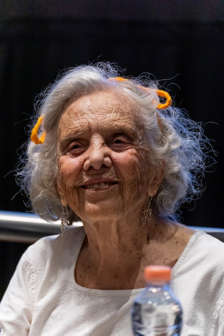 Elena Poniatowska llevó a cabo una conferencia magistral con motivo de la graduación de la Séptima Generación de alumnos de la Unidad de Investigaciones Periodísticas (UIP) de la UNAM