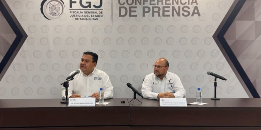 El fiscal de Tamaulipas, Irving Barrios (a la izquierda), al dar a conocer el hallazgo en conferencia de prensa, ayer.