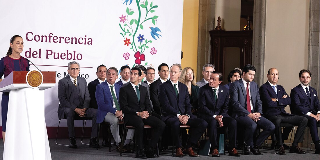 La mandataria, ayer, al recibir a directivos del futbol en Palacio.