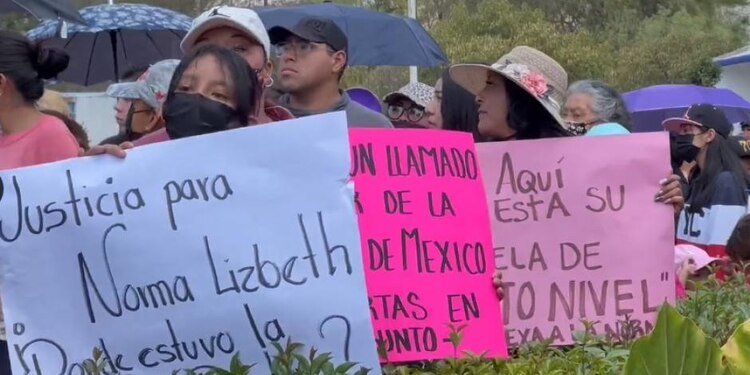 Familiares de Norma Lizbeth, una menor que falleció tras ser golpeada por una compañera, protestaron el pasado viernes 17 de febrero para exigir a las autoridades justicia.