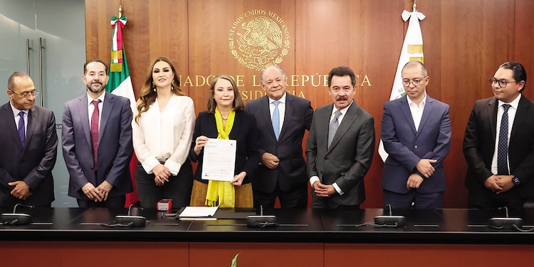 Recepción del plan B del Ejecutivo por senadores de Morena, ayer.