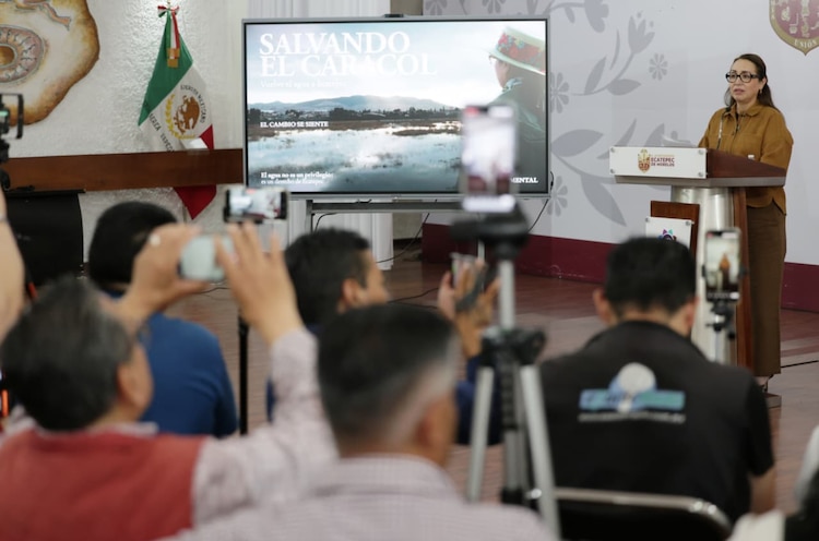 La alcaldesa Azucena Cisneros Coss durante la presentación de los avances en el proyecto hídrico y ambiental de El Caracol.