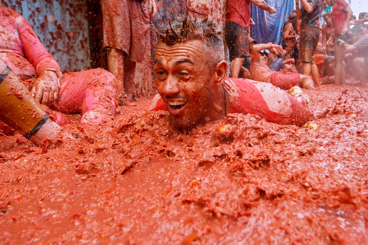 Un hombre 'bañado' en tomates