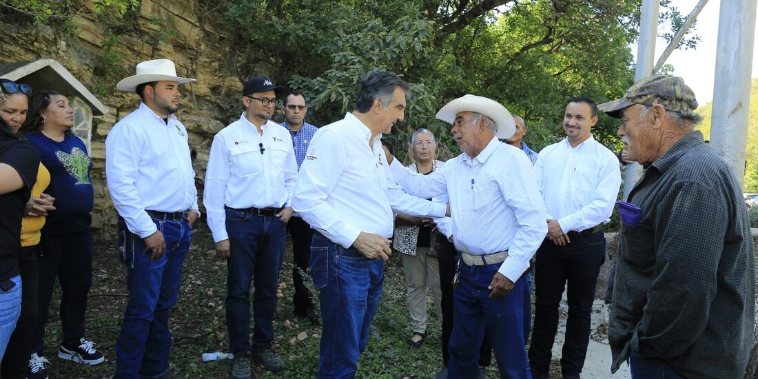 Américo Villarreal atiende a pobladores del ejido Las Vírgenes.