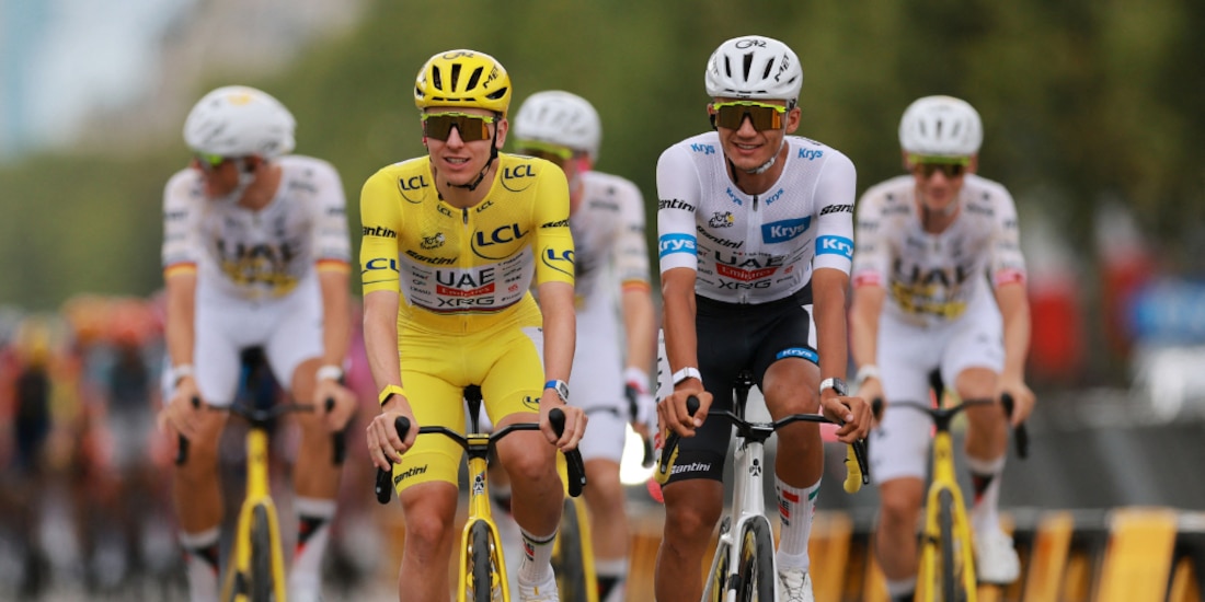 Isaac del Toro y Tadej Pogacar durante la última etapa del Tour de France.