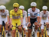 Isaac del Toro y Tadej Pogacar durante la última etapa del Tour de France.
