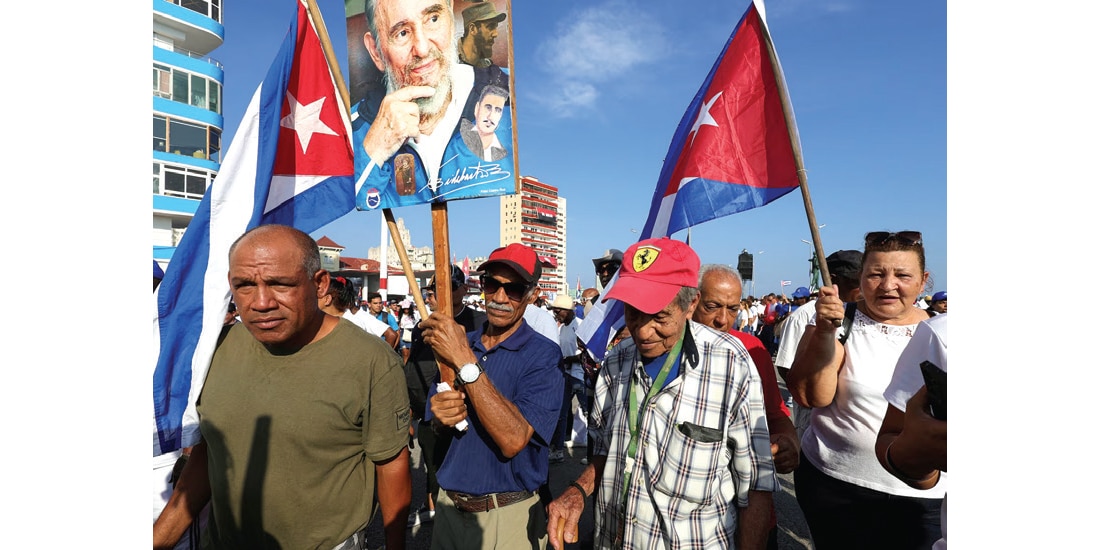 PERSONAS marchan el Primero de Mayo en La Habana