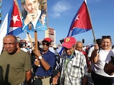 PERSONAS marchan el Primero de Mayo en La Habana