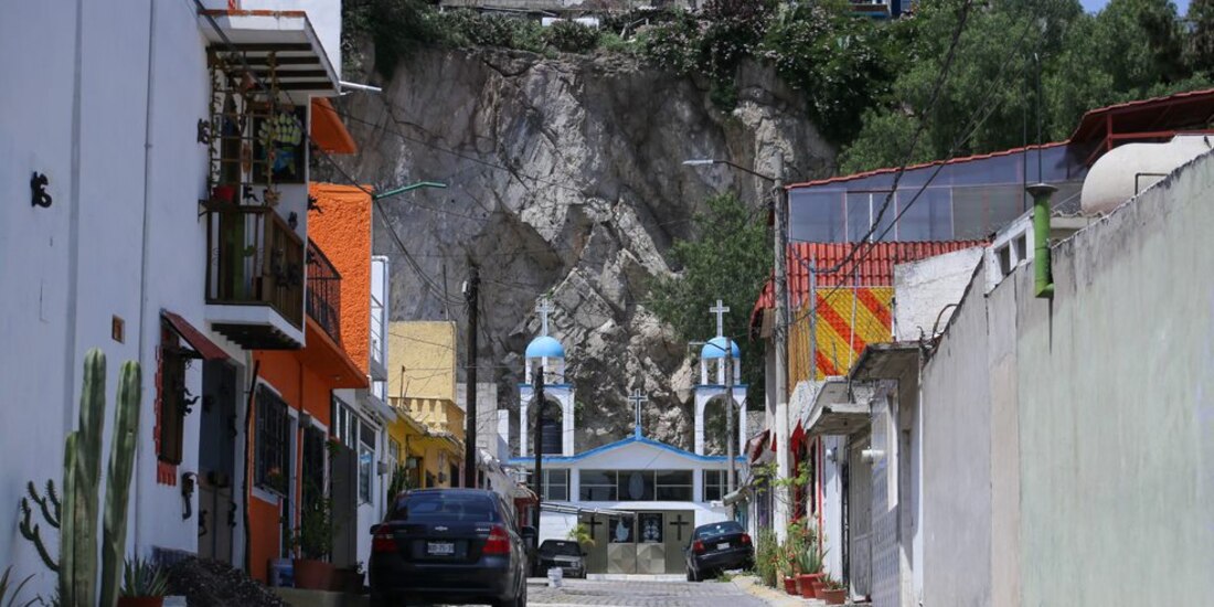 Muchas casas están construidas en medio de las rocas, como se aprecia en esta imagen captada ayer.