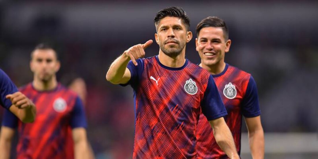Oribe Peralta en el calentamiento de Chivas previo al clásico nacional contra América, en septiembre del 2021.