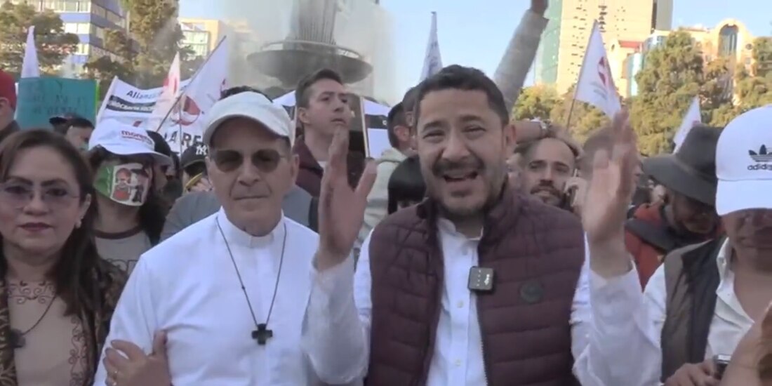 Desde las primeras horas de la manifestación convocada por López Obrador, Martí Batres reportó su asistencia.