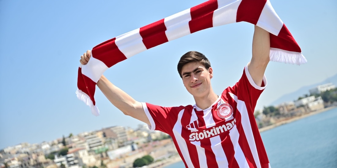 La Hormiga González en su presentación con el Olympiacos