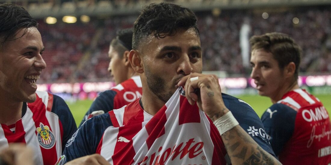 Alexis Vega festeja un gol con Chivas en la Fecha 1 del Torneo Clausura 2022 de la Liga MX.