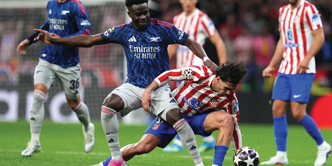 BUKAYO SAKA y Johnny Cardoso pelean un balón, ayer, en la UCL.