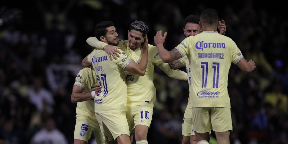 Jugadores azulcremas celebran uno de sus 38 goles de la temporada.