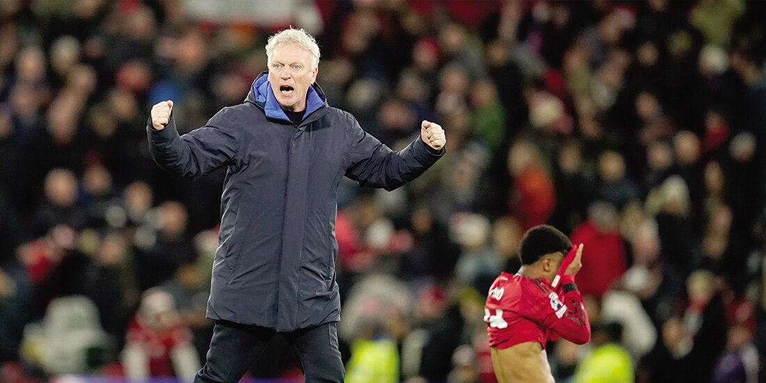 Moyes, DT del Evertón, festeja el triunfo de su equipo, ayer.