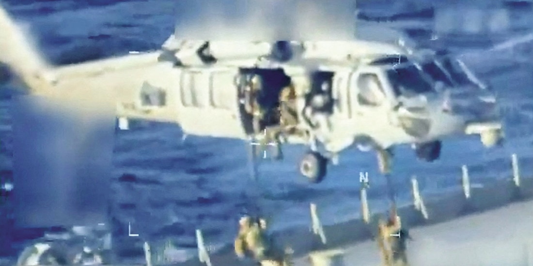 El buque abordado por militares.