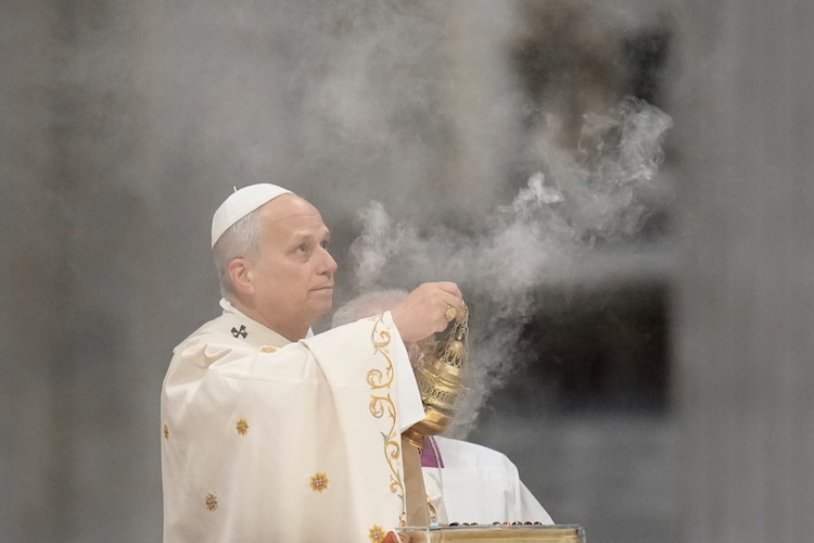 Papa León XIV durante la misa de este Jueves Santo