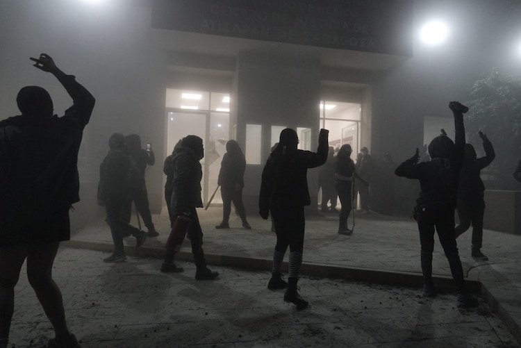 Mujeres manifestantes que acudieron a apoyar a las mujers desalojadas de la CODEHM, en Ecatepec, fueron agredidas por elemento de la policía en el Centro de Justicia de Atizapán.