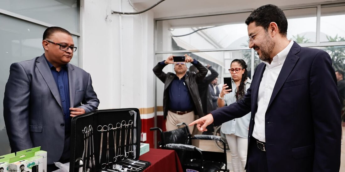Martí Batres, director del ISSSTE, en supervisión de equipo adquirido para una Clínica de Medicina Familiar