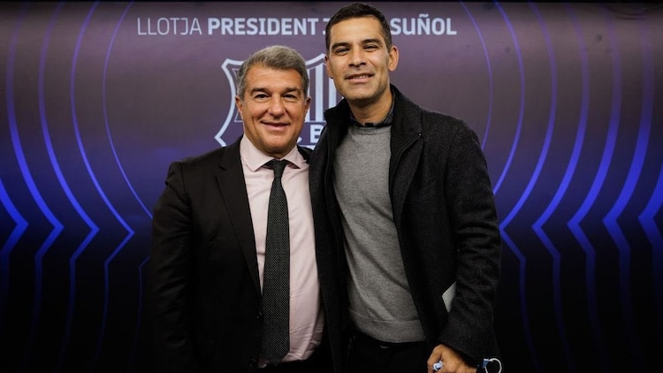 Rafael Márquez junto a Joan Laporta, presidente del Barcelona.