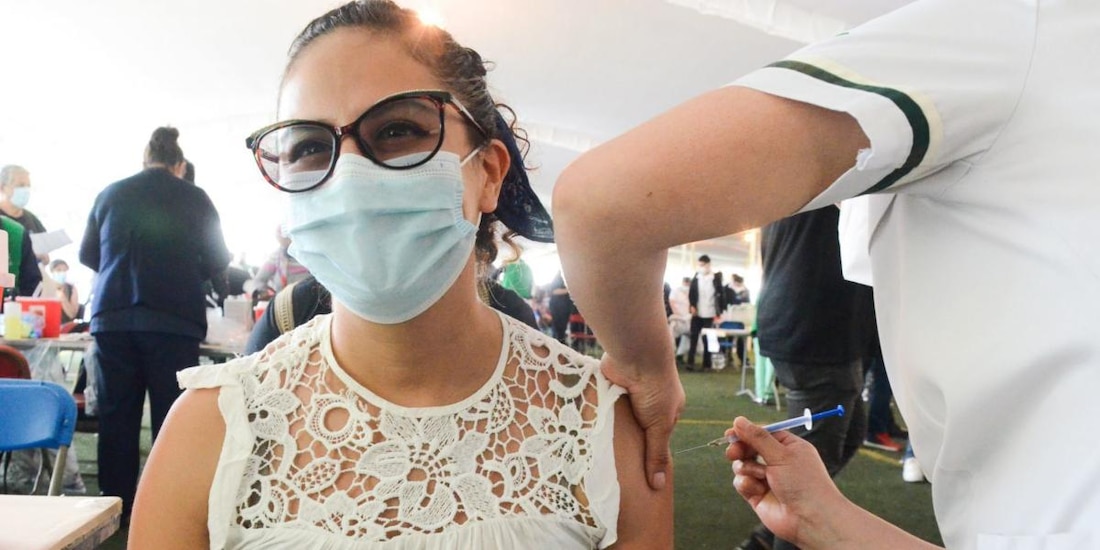 Una persona es vacunada contra COVID-19 en la CDMX.