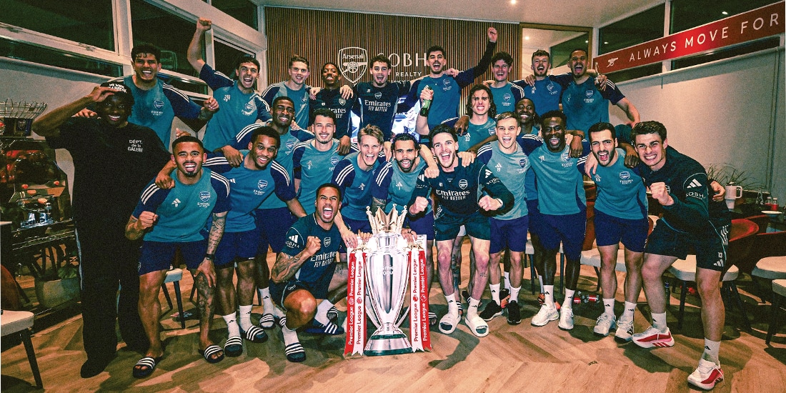 FUTBOLISTAS de los Gunners celebran, ayer, en el club.