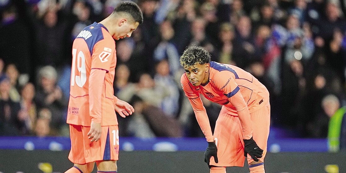 Los jugadores del Barcelona se lamentan después de la derrota de ayer ante la Real Sociedad en LaLiga.
