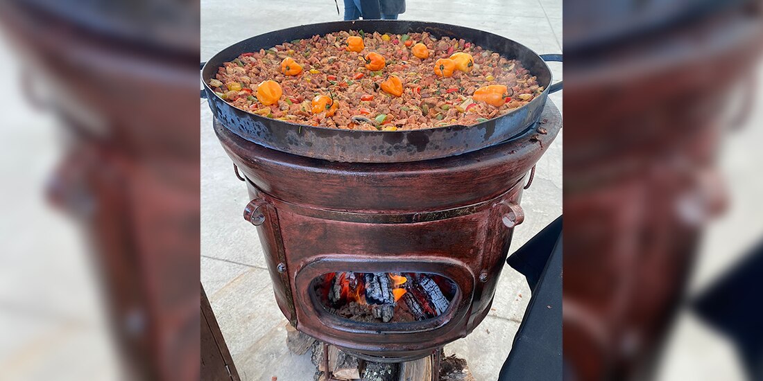 Discada en asador de barro.