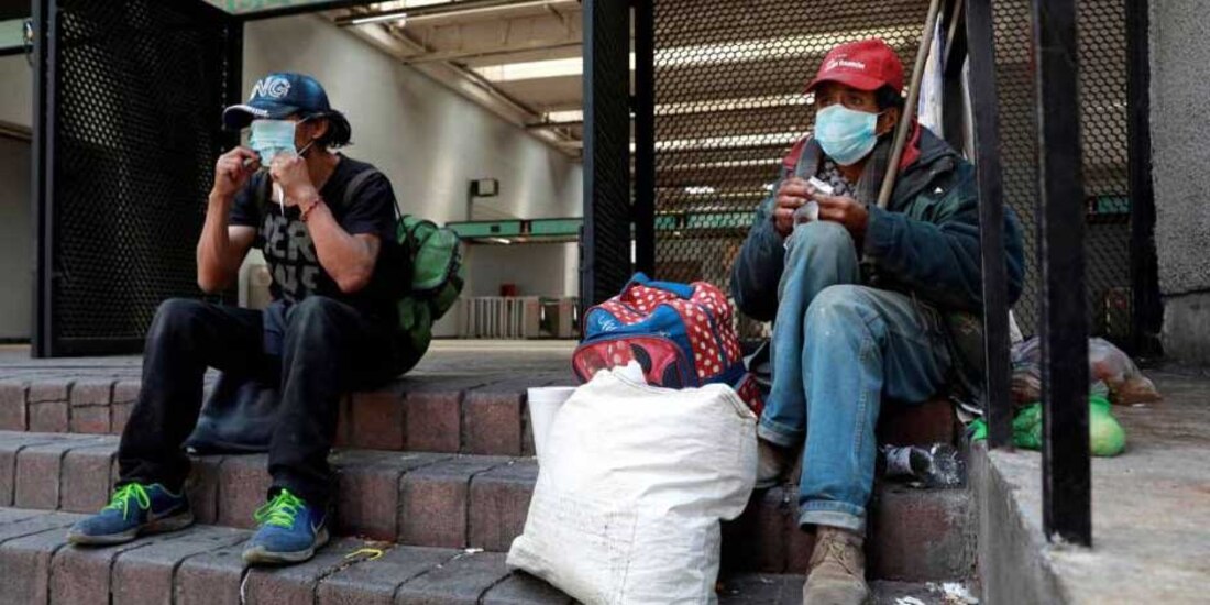 Personas sin hogar en la Ciudad de México utilizan cubrebocas para evitar contagiarse de COVID-19