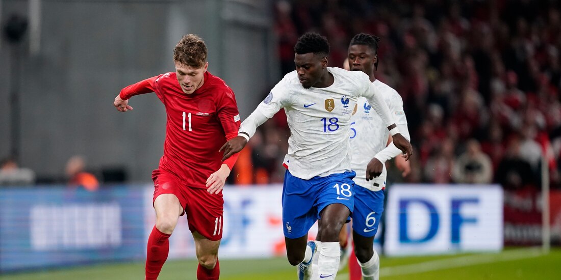 Andreas Skov conduce el balón ante la marca de Benoit Badiashile durante el duelo entre Dinamarca y Francia en la UEFA Nations League.