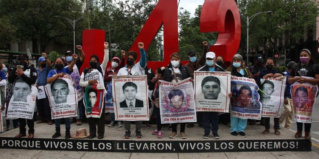 La madre de uno de los 43 normalistas de Ayotzinapa señala que esperan llegar a la verdad "antes de fallecer todos".