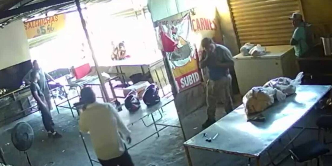 Trabajadores escuchan al delincuente (quien viste camisa blanca) que los amenaza, mientras hala presuntamente con su líder.