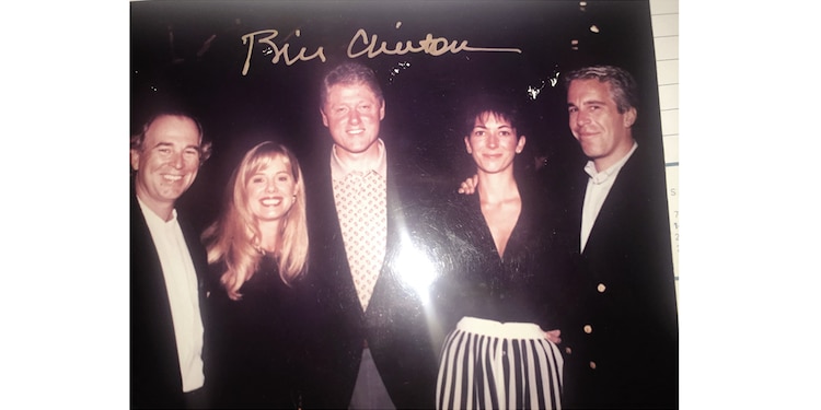 Fotos sin fecha del archivo Epstein, publicadas ayer por demócratas: en la imagen, el expresidente Clinton