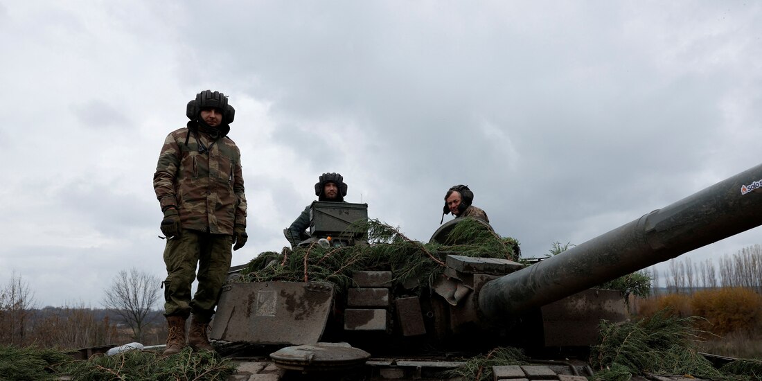 Soldados ucranianos disparan una ronda de un antiguo tanque ruso, en Bakhmut el pasado 6 de noviembre de 2022