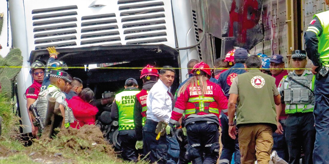 Personal de distintas instancias trabajan en la atención de pasajeros, ayer.