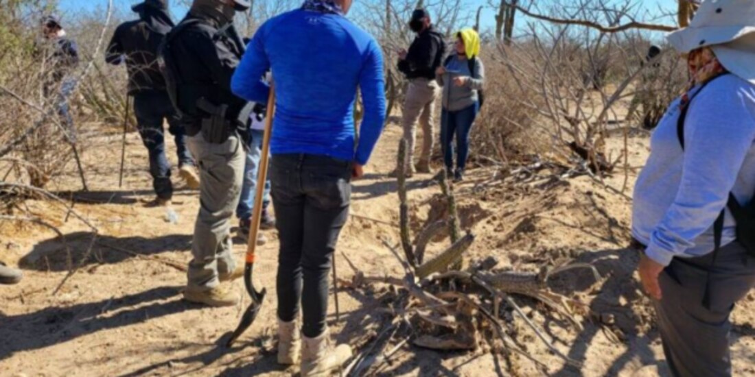 Integrantes del colectivo Búsqueda x La Paz, durante una jornada en la que hallaron cuatro fosas en un predio de La Paz, el pasado domingo.