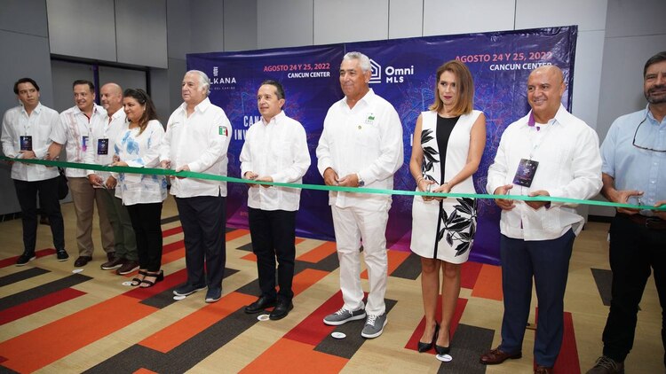 El gobernador Carlos Joaquín junto a otros funcionarios y servidores públicos en el corte de listón de la Expo Inmobiliaria Quintana Roo "Cancún Investment Summit 2022"