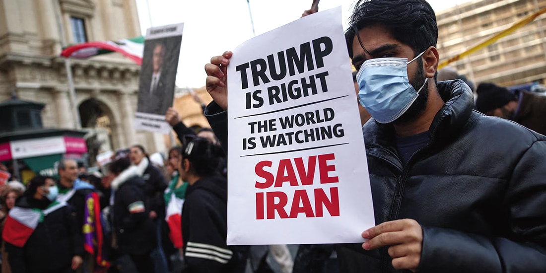 Un hombre iraní sostiene una pancarta en apoyo a Donald Trump, el 19 de enero.