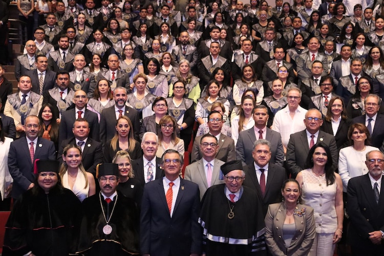 El gobernador Américo Villarreal y el rector Dámaso Anaya presiden la entrega del Doctorado Honoris Causa al secretario de Salud, David Kershenobich.