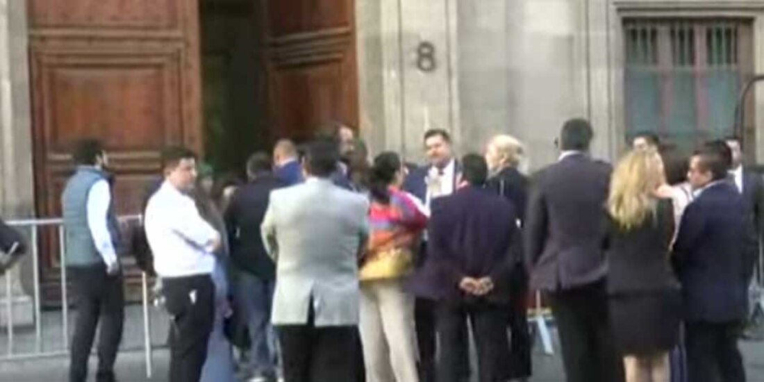 Senadores de Morena acuden a Palacio Nacional para reunión con AMLO