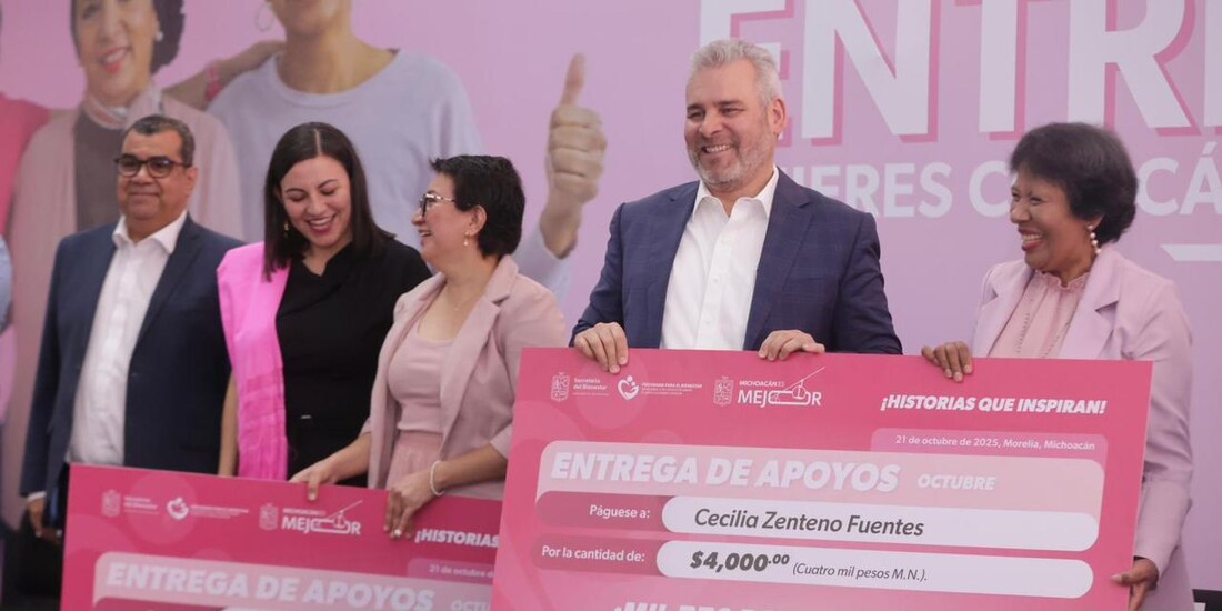 El gobernador Alfredo Ramírez Bedolla durante la entrega de 1,770 apoyos a mujeres con cáncer de mama y cervicouterino.