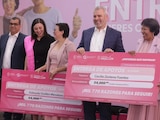 El gobernador Alfredo Ramírez Bedolla durante la entrega de 1,770 apoyos a mujeres con cáncer de mama y cervicouterino.