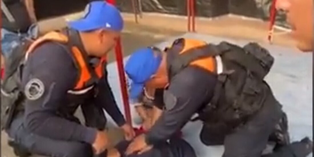 Abuelito se desmaya en la alcaldía Cuauhtémoc y policías de la CDMX lo reviven con RCP.