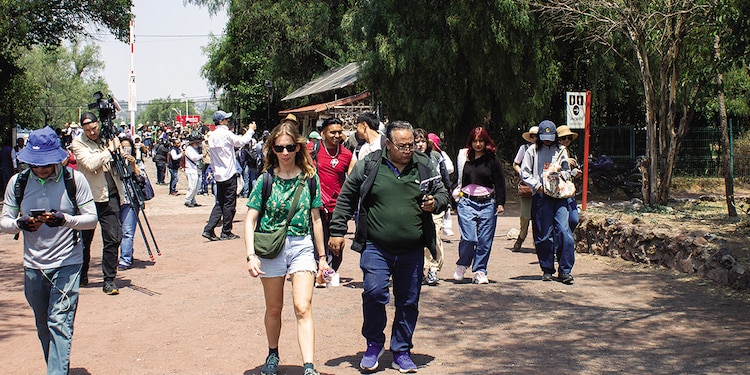 Turistas de distintos países, entre estos Colombia, Alemania, Brasil y Vietnam, se dieron cita desde temprano, pero demoraron en darles el acceso. Después de horas sin saber si podrían ingresar, disfrutaron de su estancia en el sitio Patrimonio de la Humanidad.